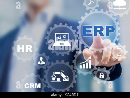 Enterprise resource planning (ERP) e la tecnologia di gestione processo di business sul concetto di interfaccia virtuale con le icone in collegato gli ingranaggi e i manager Foto Stock