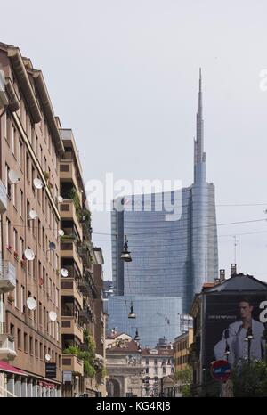 Milano, Italia - 10 Maggio: Milano tra storia e modernità. La Porta Nuova arco antico e il nuovo grattacielo di vetro dietro di esso il 10 maggio 2014 Foto Stock