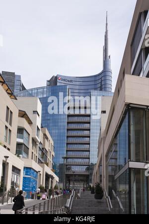 Milano, Italia - 10 Maggio: arrivando a la nuova torre di Unicredit a Milano, street attraverso antico edificio del 10 maggio 2014 Foto Stock