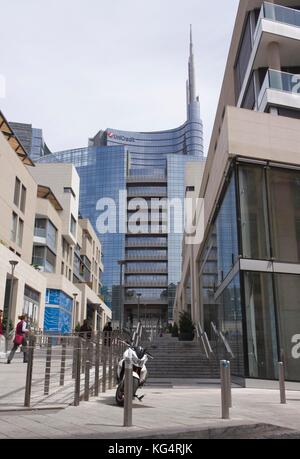 Milano, Italia - 10 Maggio: arrivando a la nuova torre di Unicredit a Milano, street attraverso antico edificio del 10 maggio 2014 Foto Stock
