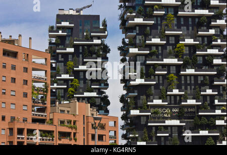 Milano, Italia - 10 maggio 2014: bosco verticale (bosco verticale) dettagli architettonici. progettato da Stefano Boeri, essi sono le torri residenziali nel porto Foto Stock