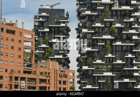 Milano, Italia - 10 maggio 2014: bosco verticale (bosco verticale) dettagli architettonici. progettato da Stefano Boeri, essi sono le torri residenziali nel porto Foto Stock