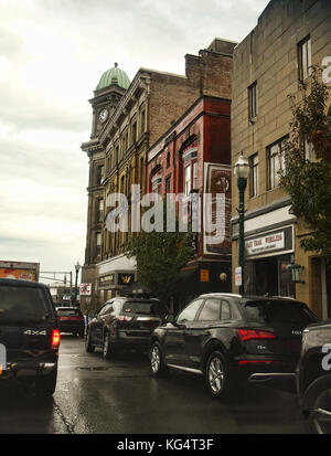 Auburn , new york, Stati Uniti d'America. il 2 novembre 2017. Il traffico pesante su strada del sud nel centro cittadino di Auburn, new york con lo storico edificio di phoenix nel dis Foto Stock