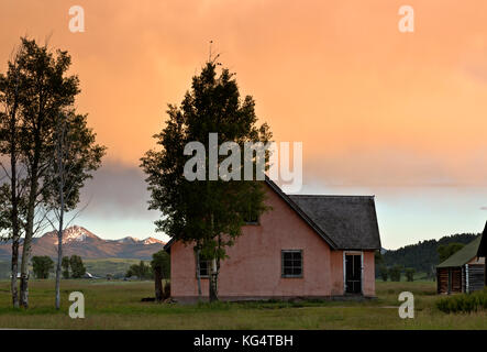 Wy02538-00...wyoming - drammatico tramonto colori dopo una tempesta di pioggia sulla storica "casa rosa", appartenente a uno dei homesteaders sulla riga mormone in Foto Stock
