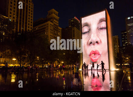Il Millennium Park, la folla a fontana di corona per artista jaume da Plensa a ed eseguiti da krueck e sexton architetti, grattacieli del centro cittadino sulla backg Foto Stock