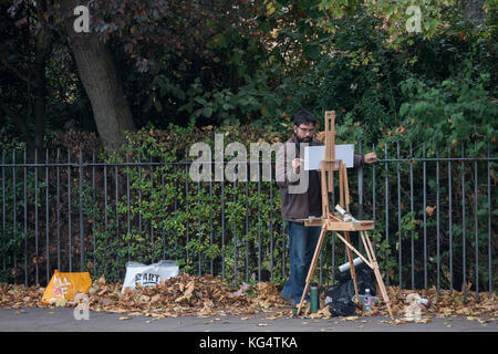 Un membro della Dulwich il gruppo di arte dipinge un urbano paesaggio autunnale sulla Danimarca Hill, il 2 ottobre 2017, in South London borough di Lambeth, Inghilterra. Foto Stock