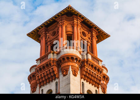 Vista dal basso della torre di lightner museum su uno sfondo di cielo nuvoloso in giornata soleggiata, Saint Augustine, Florida Foto Stock