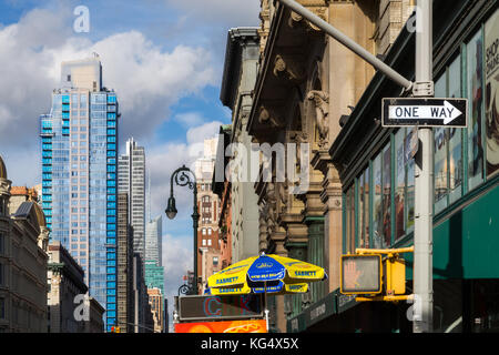 Vista guardando verso nord sesta avenue da 18th Street, New York City. Foto Stock