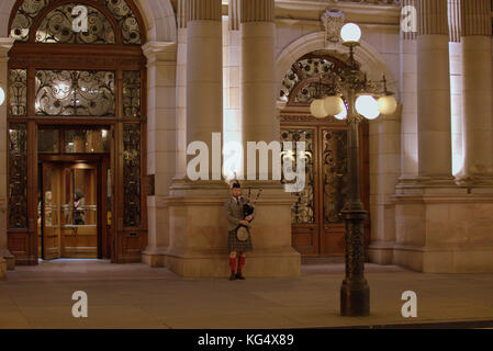 Lone piper di notte al di fuori della city chambers George Square, Glasgow, Regno Unito Foto Stock