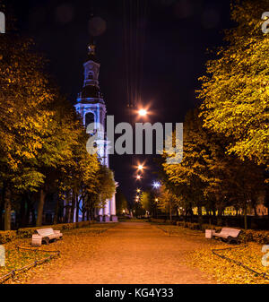 Notte autunno vista illuminata di san nicola cattedrale navale e vicolo in nikolskiy giardino, San Pietroburgo, Russia Foto Stock