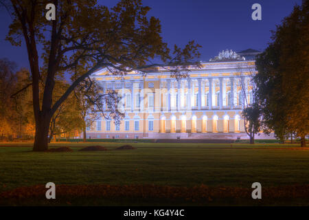 Notte Vista autunnale di mikhailovskiy giardino illuminato e State Russian Museum di San Pietroburgo, Russia Foto Stock