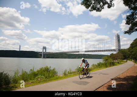 George Washington Bridge, fiume Hudson, Greenway, Riverside Park, New York, Stati Uniti, America Foto Stock
