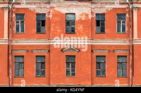 Diverse finestre in una fila sulla facciata di abbandonato edificio urbano vista frontale, San Pietroburgo, Russia Foto Stock