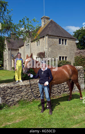 Kelly Luchford e figlia Lola (7) nella sua casa nel Gloucestershire. Foto Stock