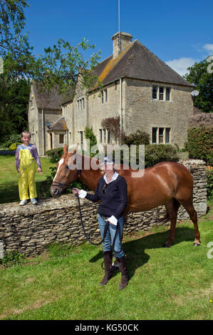 Kelly Luchford e figlia Lola (7) nella sua casa nel Gloucestershire. Foto Stock