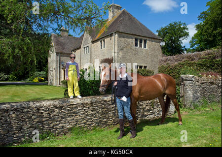 Kelly Luchford e figlia Lola (7) nella sua casa nel Gloucestershire. Foto Stock