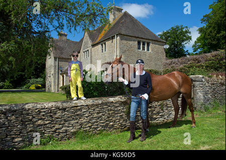 Kelly Luchford e figlia Lola (7) nella sua casa nel Gloucestershire. Foto Stock