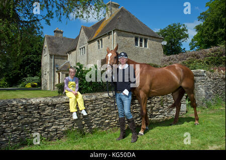 Kelly Luchford e figlia Lola (7) nella sua casa nel Gloucestershire. Foto Stock