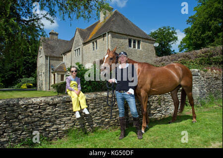 Kelly Luchford e figlia Lola (7) nella sua casa nel Gloucestershire. Foto Stock