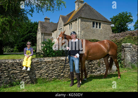 Kelly Luchford e figlia Lola (7) nella sua casa nel Gloucestershire. Foto Stock