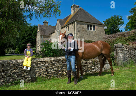 Kelly Luchford e figlia Lola (7) nella sua casa nel Gloucestershire. Foto Stock