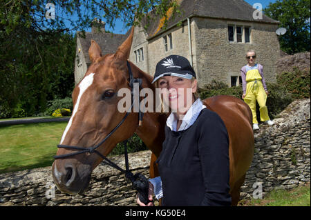 Kelly Luchford e figlia Lola (7) nella sua casa nel Gloucestershire. Foto Stock