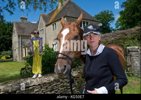 Kelly Luchford e figlia Lola (7) nella sua casa nel Gloucestershire. Foto Stock