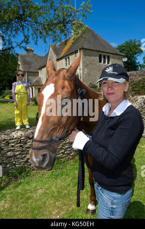 Kelly Luchford e figlia Lola (7) nella sua casa nel Gloucestershire. Foto Stock