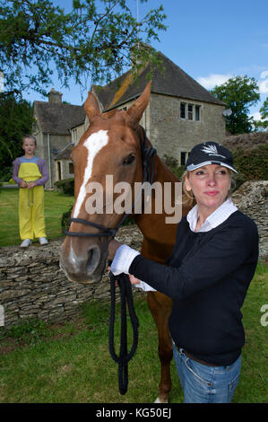 Kelly Luchford e figlia Lola (7) nella sua casa nel Gloucestershire. Foto Stock