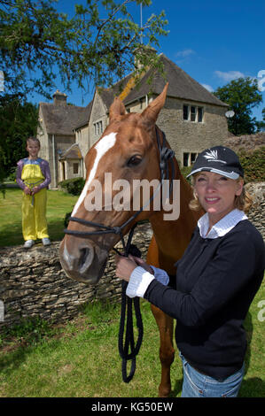 Kelly Luchford e figlia Lola (7) nella sua casa nel Gloucestershire. Foto Stock