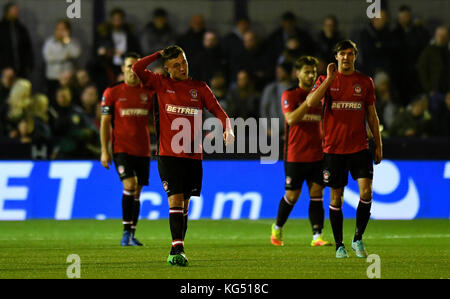 I giocatori di Hyde FC vengono espulsi dopo che MK Dons ha segnato il loro terzo gol durante la Coppa Emirates fa, prima partita a Ewen Fields, Hyde. Foto Stock