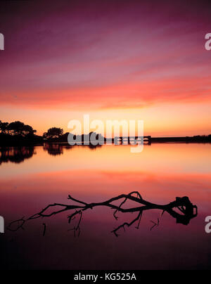 Isole del Canale. Guernsey. San Salvatore. Serbatoio di sunrise. Foto Stock