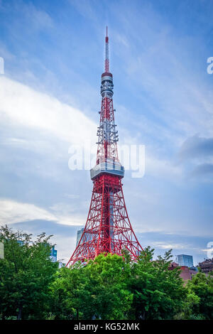 La torre di Tokyo su un cielo blu di sfondo, Giappone Foto Stock