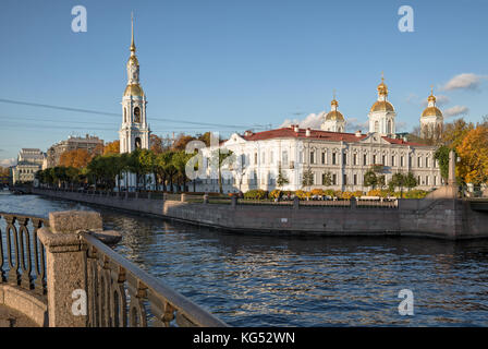Vista del canale kryukov e la torre campanaria e la cupola di st. nicholas' naval cattedrale, San Pietroburgo, Russia Foto Stock