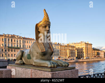 Una delle quattro sculture di sfingi si trova presso il ponte egiziano, San Pietroburgo, Russia Foto Stock