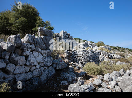 Resti di case distrutte nel 1953 Ionian terremoto nel villaggio di montagna di Anogi sul Monte Nirito Itaca - Grecia Foto Stock