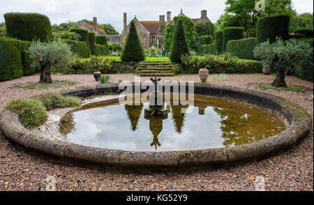 Round stagno nel giardino mediterraneo a Cothay Manor vicino a Wellington nel Somerset REGNO UNITO Foto Stock