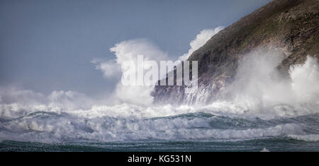 Uragano Ofelia rende la terra con forte vento e onde enormi sulla costa della Cornovaglia a Trenance Punto vicino Mawgan Porth Foto Stock