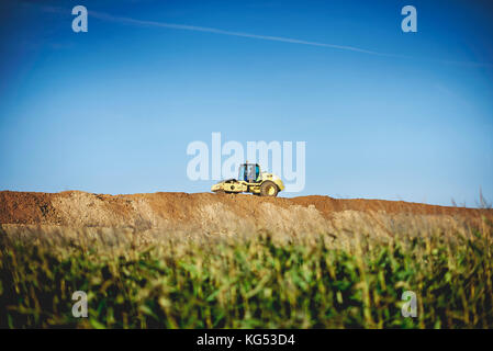 Strada in costruzione sito, asfalto e asfalto, rullo Foto Stock