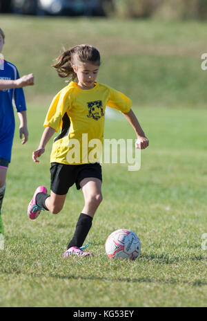 A 9 anni la ragazza di una gioventù partita di calcio in moretown, Vermont Foto Stock