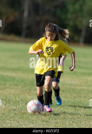 A 9 anni la ragazza di una gioventù partita di calcio in moretown, Vermont Foto Stock