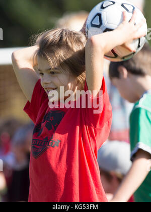 Un 6yr. old girl giocando in una partita di calcio. moretown, Vermont, USA Foto Stock