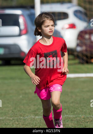 Un 6yr. old girl giocando in una partita di calcio. moretown, Vermont, USA Foto Stock