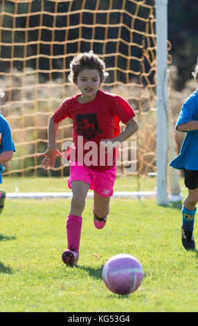 Un 6yr. old girl giocando in una partita di calcio. moretown, Vermont, USA Foto Stock