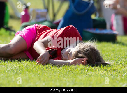 Un 6yr. old girl esaurito da giocare in una partita di calcio. Moretown, Vermont, USA Foto Stock