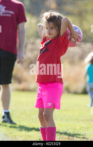 Un 6yr. old girl giocando in una partita di calcio. moretown, Vermont, USA Foto Stock