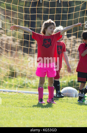 Un 6yr. old girl giocando in una partita di calcio. waterbury, Vermont, USA Foto Stock