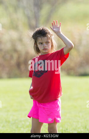 Un 6yr. old girl giocando in una partita di calcio. waterbury, Vermont, USA Foto Stock