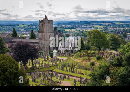 Vista del cimitero dietro la chiesa del Santo rude, a Stirling, Scozia, Regno Unito. Questo edificio medievale, adiacente al Castello di Stirling, ho Foto Stock