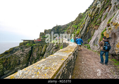 Persone escursionismo in Skellig Michael Island, nella contea di Kerry, Irlanda Foto Stock